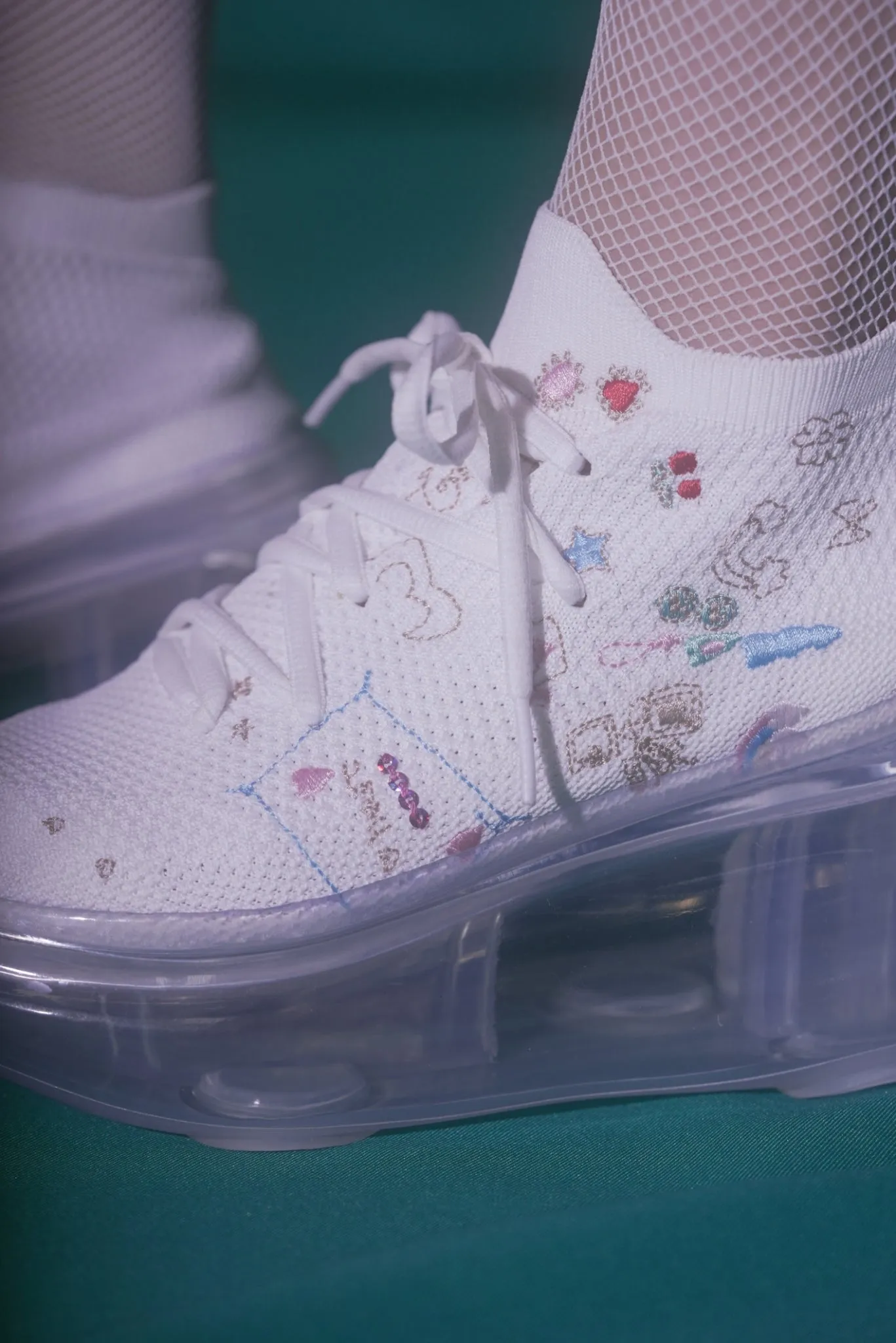 Hana's embroidery shoes / White