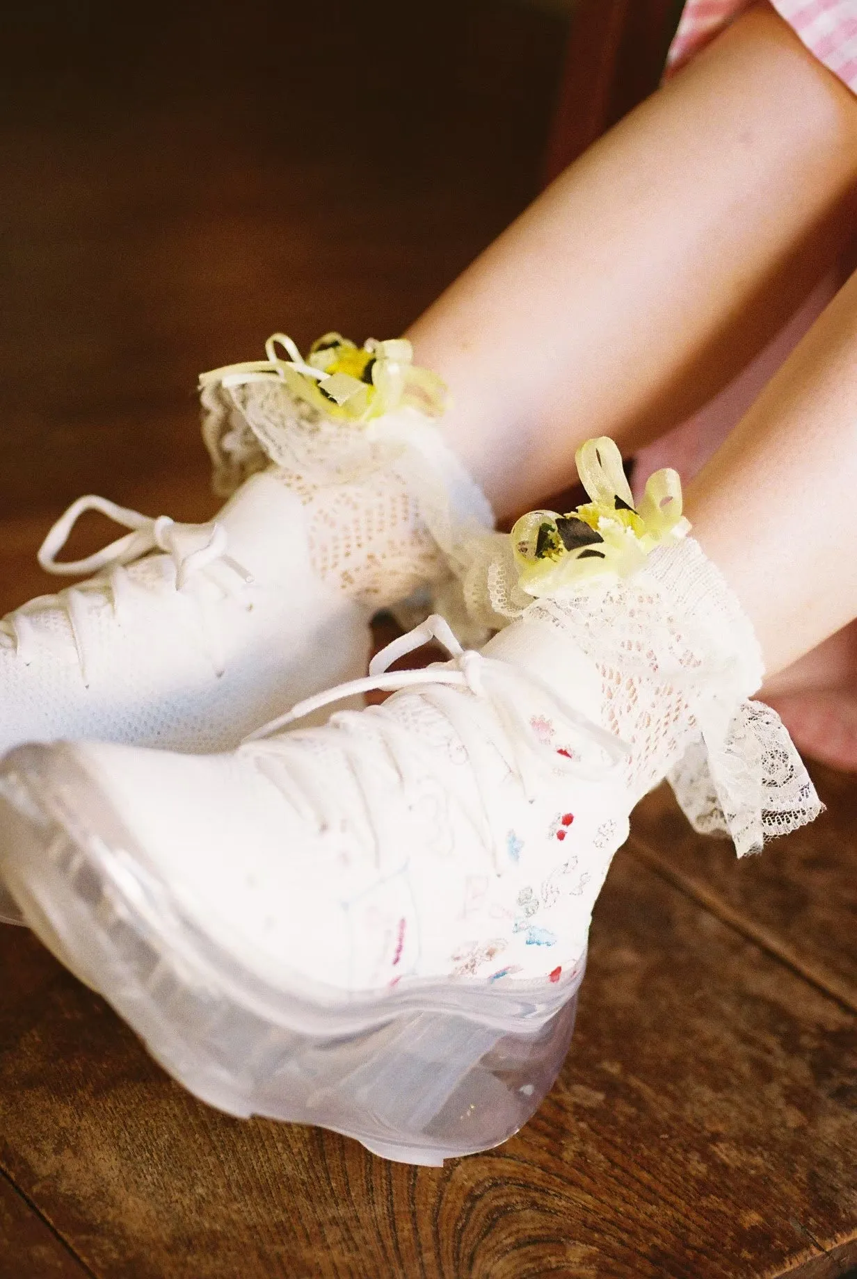 Hana's embroidery shoes / White